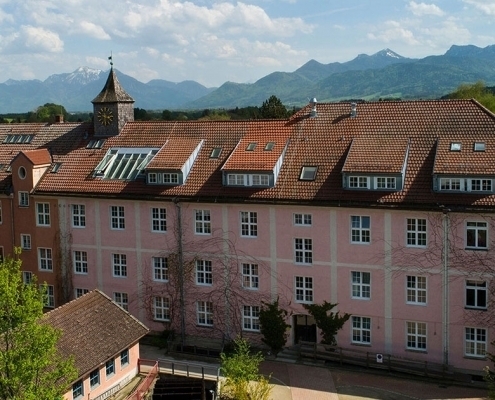Luftaufnahme Schulhaus Freie Waldorfschule Chiemgau mit Bergkette
