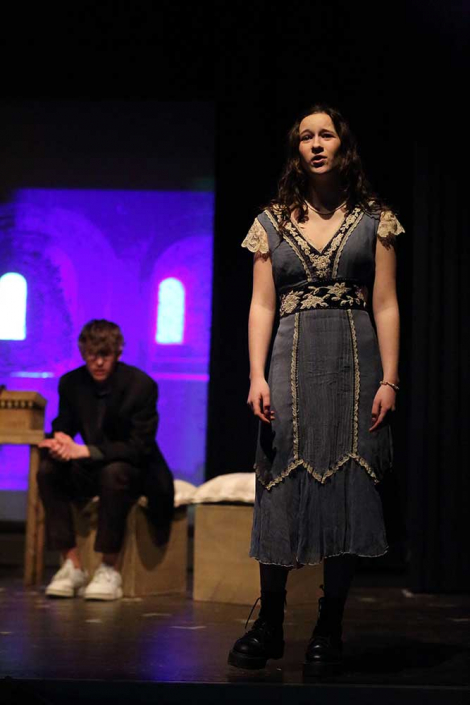 Szene aus Romeo und Julia, Theaterspiel Klasse 8b, Freie Waldorfschule Chiemgau