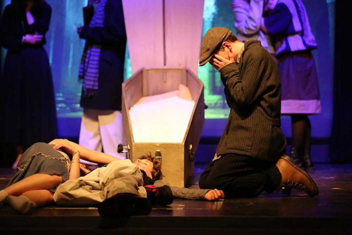 Szene aus Romeo und Julia, Theaterspiel Klasse 8b, Freie Waldorfschule Chiemgau