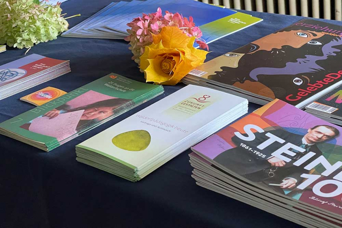 Tag der offenen Tür - Infostand mit Broschüren