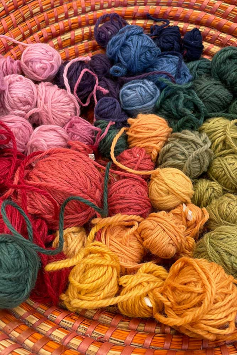 Tag der offenen Tür - Wollknäuel im Handarbeitsunterricht