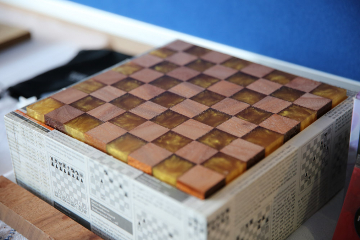 Schachspiel aus Holz und Epoxydharz - Projektarbeiten 8b