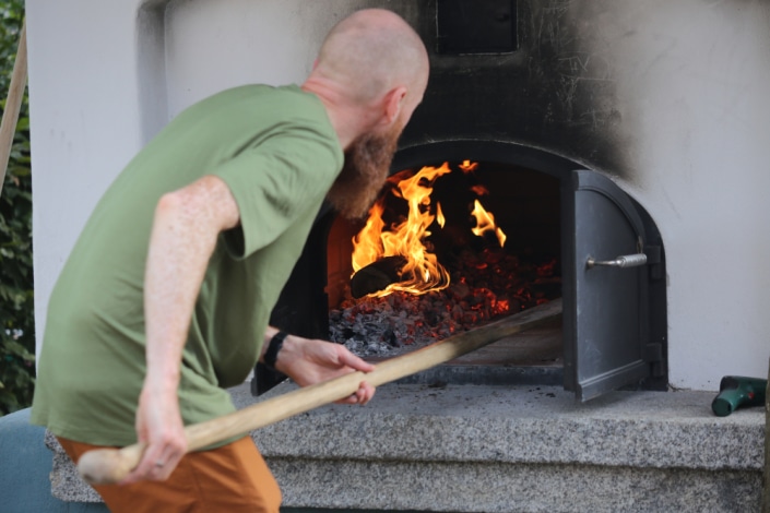 Pizza aus dem Holzbackofen am Nachtflohmarkt Freie Waldorfschule Chiemgau