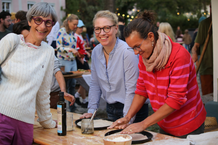 Pizza aus dem Holzbackofen am Nachtflohmarkt Freie Waldorfschule Chiemgau