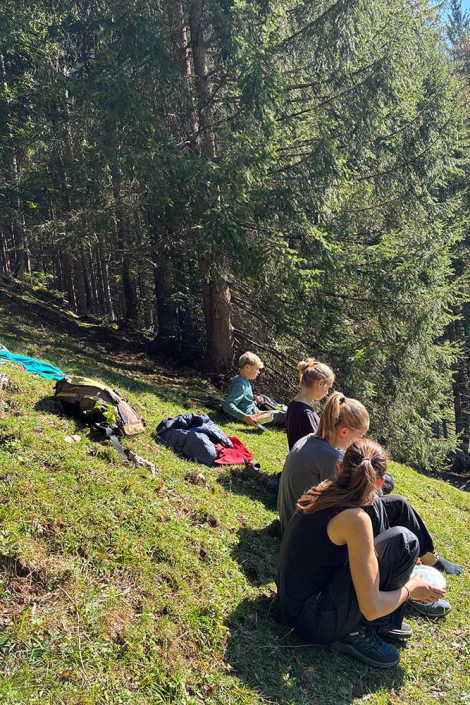 Forstpraktikum, Mittagspause auf der Almwiese